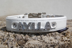 Lederhalsband mit Strassbuchstaben