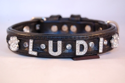 Lederhalsband mit Strassbuchstaben