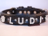 Lederhalsband mit Strassbuchstaben