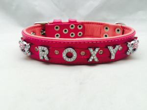 Lederhalsband mit Strassbuchstaben