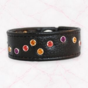 Lederarmaband mit Swarovski-Steinen