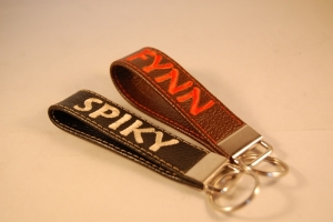 Schlüsselanhänger aus Leder mit Wunschbestickung